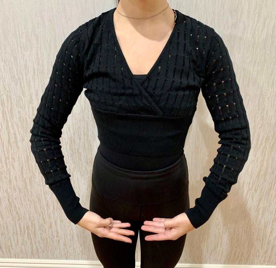 Textured knit V neck cropped long sleeve wrap